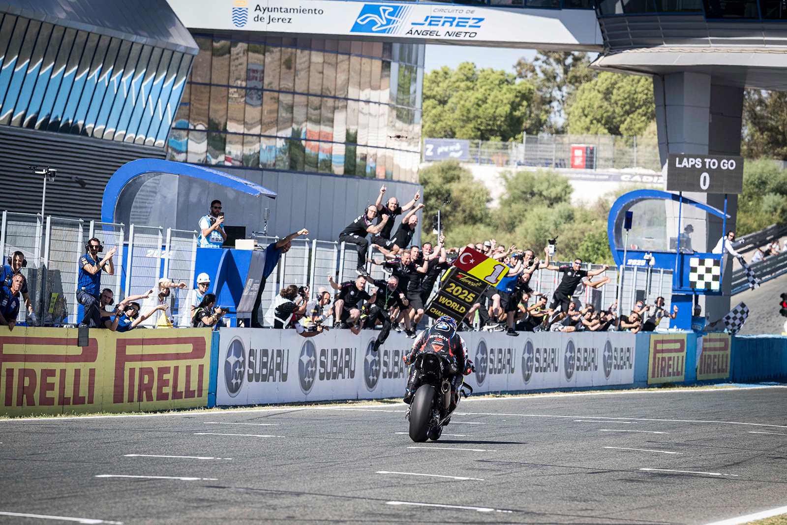 BMW MOTORRAD Motorsport und Toprak Razgatlioglu sind Weltmeister in der Superbike-WM