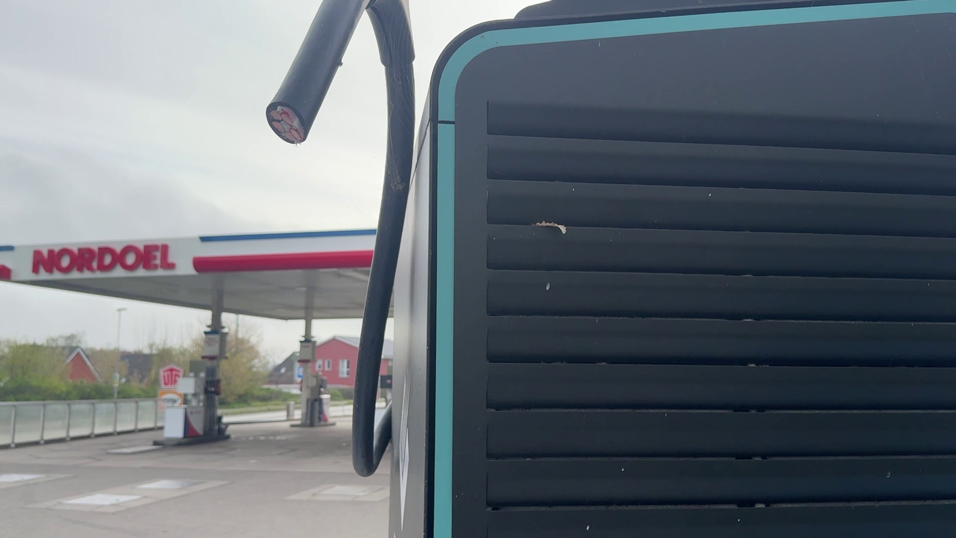 abgeschnittene Kabel an der NORDOEL Tankstelle in Friedrichstadt