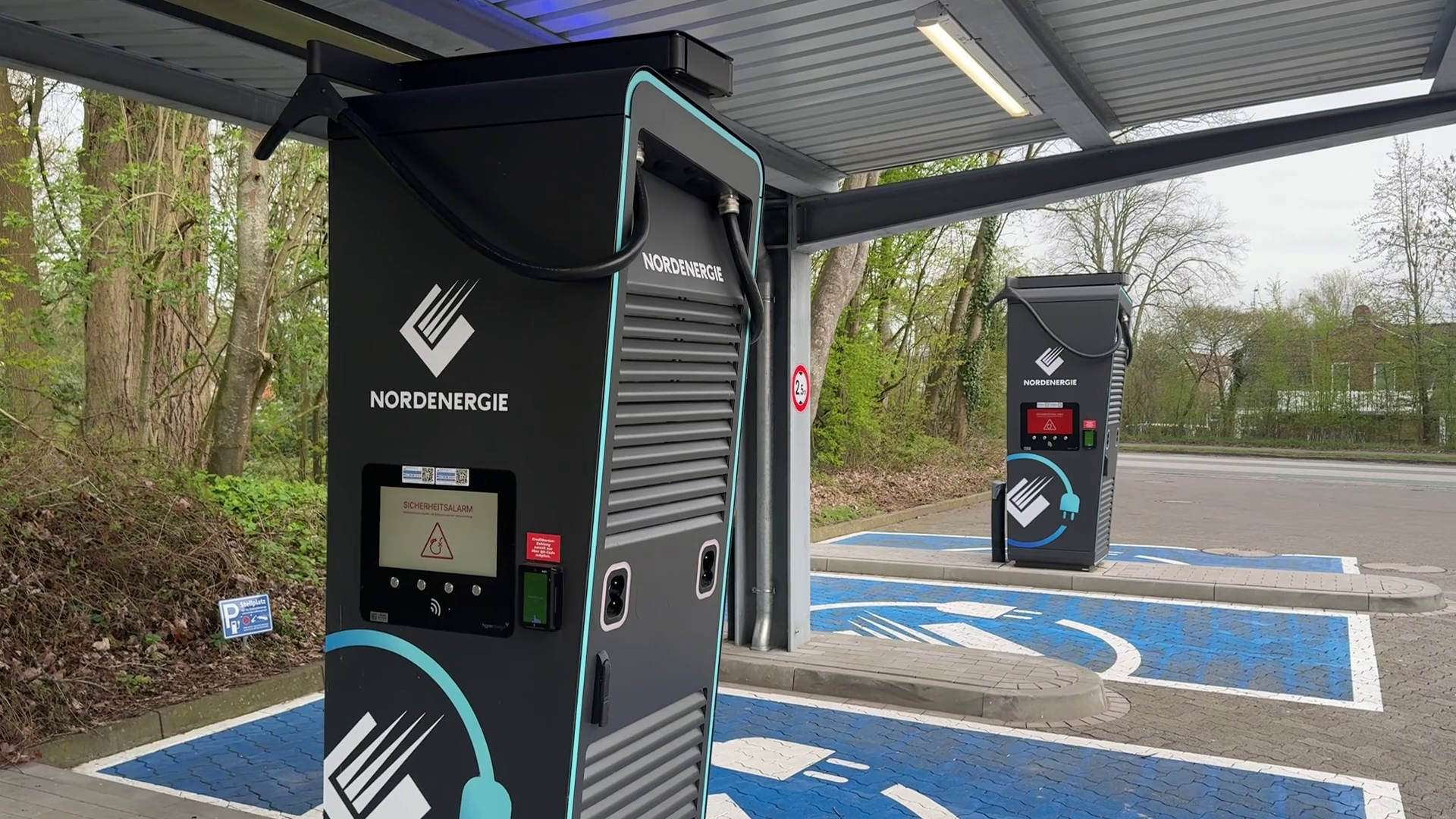 Ladesäulen mit abgeschnittenen Kabeln in Friedrichstadt