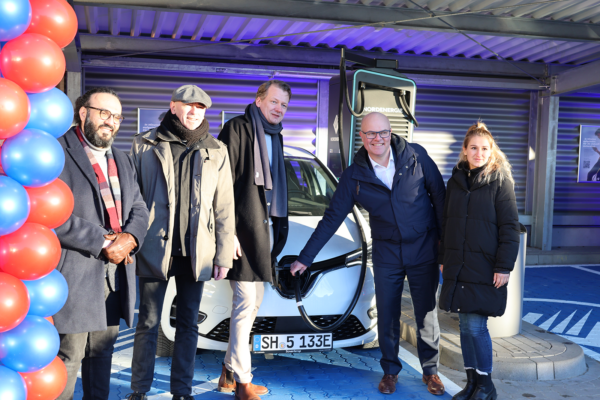 Minister Goldschmitt, Bürgermeister Lütjens und Matthias Bartoll laden E-Auto